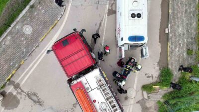 Kocaeli’nin İzmit ilçesinde demir korkulukları aşan kamyonetin dereye düştüğü kazada