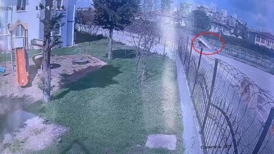 Kocaeli’nin İzmit ilçesinde demir korkulukları sökerek dereye düşen kamyonetin sürücüsü