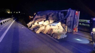 Bilecik’te direksiyon hakimiyetini kaybeden tırın refüje çarpıp yan yatması sonucu