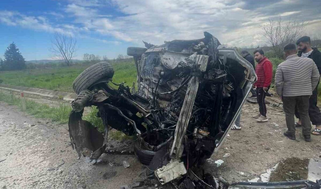 Sakarya’nın Adapazarı ilçesinde kontrolden çıkan otomobil yol kenarındaki kanala devrildi.