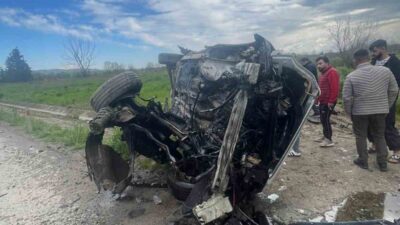 Sakarya’nın Adapazarı ilçesinde kontrolden çıkan otomobil yol kenarındaki kanala devrildi.