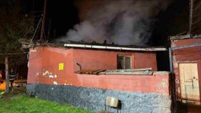 Bilecik’in Bozüyük ilçesinde bir vatandaşın dumanı görüp terk ettiği evi