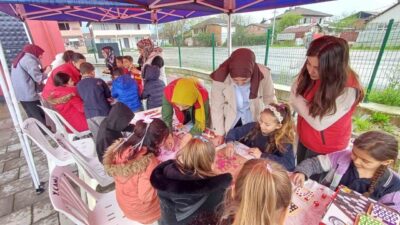 Düzce Roman Koordinasyon Ofisi’nde düzenlenen etkinlikte gönüllü gençler ile Roman