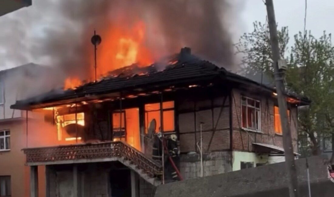 Düzce’de iki katlı evde çıkan yangın itfaiye ekiplerince söndürüldü. Korku