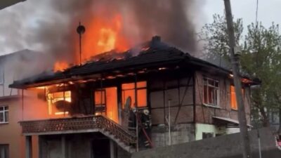 Düzce’de iki katlı evde çıkan yangın itfaiye ekiplerince söndürüldü. Korku