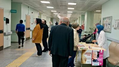 Düzce Atatürk Devlet Hastanesi’nde kurulan bilgilendirme standında vatandaşlara kanserden korunma