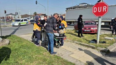 100 kara yolunda yakaladıkları şüpheliyi adliyeye götüren polis aracı ile