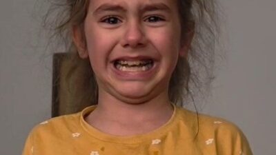 Düzce’de küçük bir kız çocuğu İstiklal Marşı’nı okurken duygulanarak ağladı.