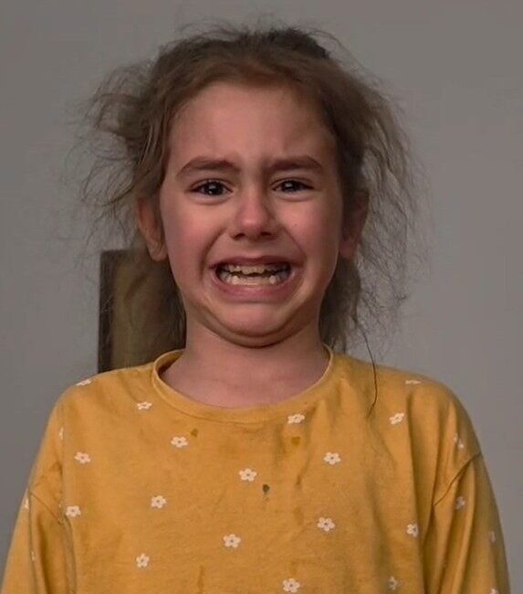 Düzce’de küçük bir kız çocuğu İstiklal Marşı’nı okurken duygulanarak ağladı.