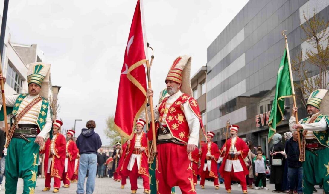 Düzce Belediyesi Mehter Takımı’nın düzenlediği gösteri vatandaşlardan büyük ilgi gördü.