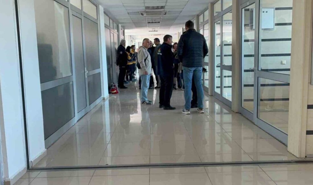 Düzce’nin Akçakoca ilçesinde sabah saatlerinde otogara gelen vatandaşlar, bilet gişesinin