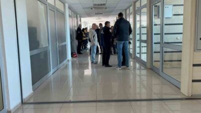 Düzce’nin Akçakoca ilçesinde sabah saatlerinde otogara gelen vatandaşlar, bilet gişesinin