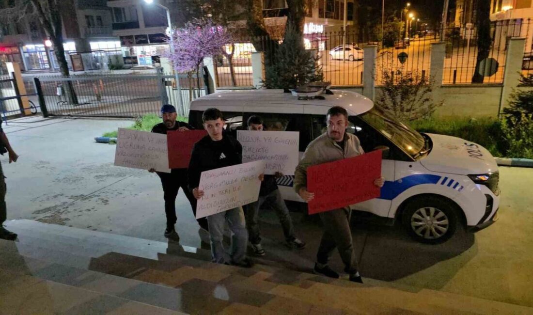 DÜZCE (İHA) – Düzce’de gençler, hazırladıkları anlamlı pankartlarla emniyet güçlerine