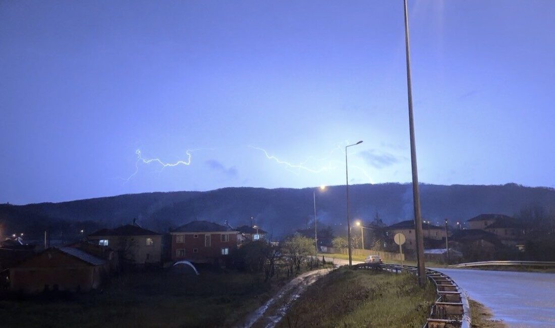 Düzce’de akşam saatlerinde sağanak yağış ile birlikte şimşekler de gökyüzünü