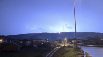 Düzce’de akşam saatlerinde sağanak yağış ile birlikte şimşekler de gökyüzünü