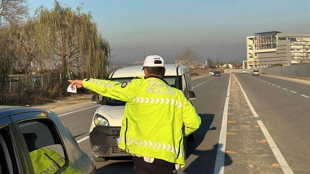 Düzce’de son bir haftada gerçekleştirilen trafik denetimlerinde 15 bin 555