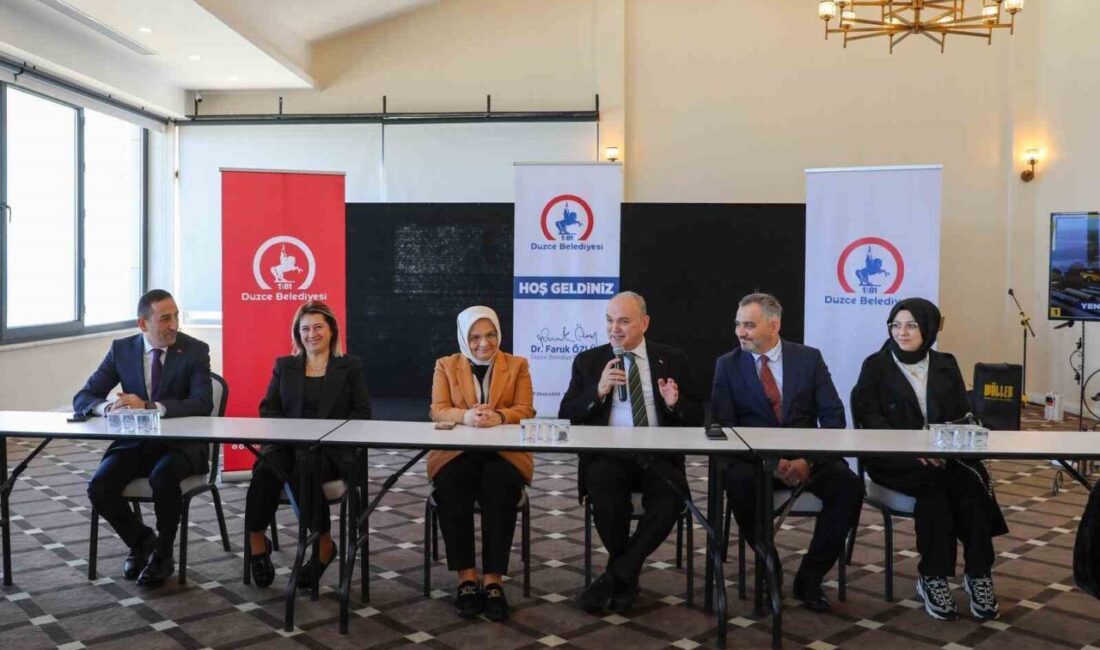 Düzce Belediye Başkanı Faruk Özlü, muhtarlarla bir araya geldiği toplantıda,