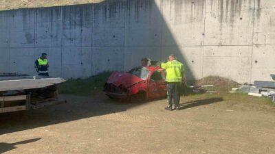 Düzce’de virajı alamayan otomobil, 20 metre yükseklikten bahçeye uçtu. Kazada