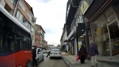 Düzce’de yaşlı adama çarpan otomobilin sürücüsü, kaza sonrası direksiyonu yanındaki