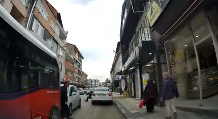 Düzce’de yaşlı adama çarpan otomobilin sürücüsü, kaza sonrası direksiyonu yanındaki