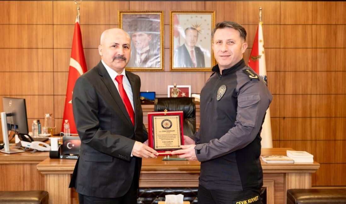 Bilecik’te emekliye ayrılan komisere plaket takdim edildi. Bilecik İl Emniyet