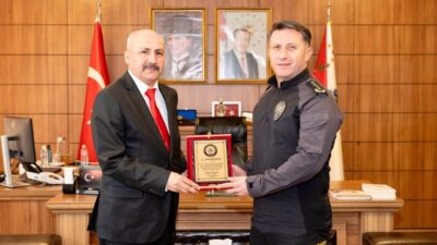 Bilecik’te emekliye ayrılan komisere plaket takdim edildi. Bilecik İl Emniyet