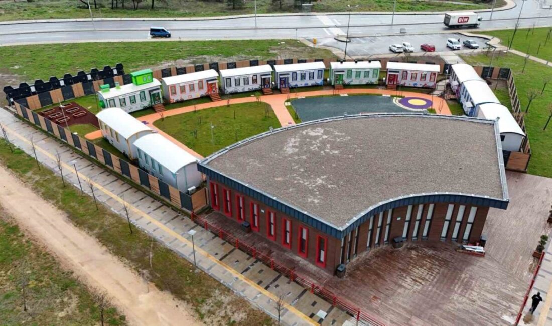 Kocaeli Büyükşehir Belediyesi tarafından Gebze Millet Bahçesi’nde yapımı tamamlanan Lokomotif