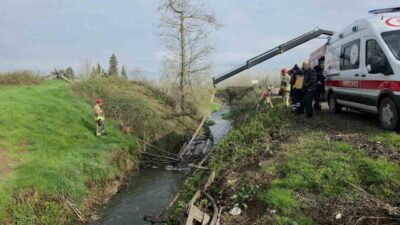 DÜZCE (İHA) – Düzce’de gece saatlerinde dereye yuvarlandığı tahmin edilen