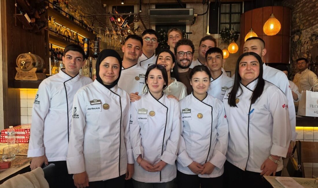 Kocaeli’de düzenlenen “Gastro Genç” yarışmasında dereceye giren meslek lisesi öğrencileri,