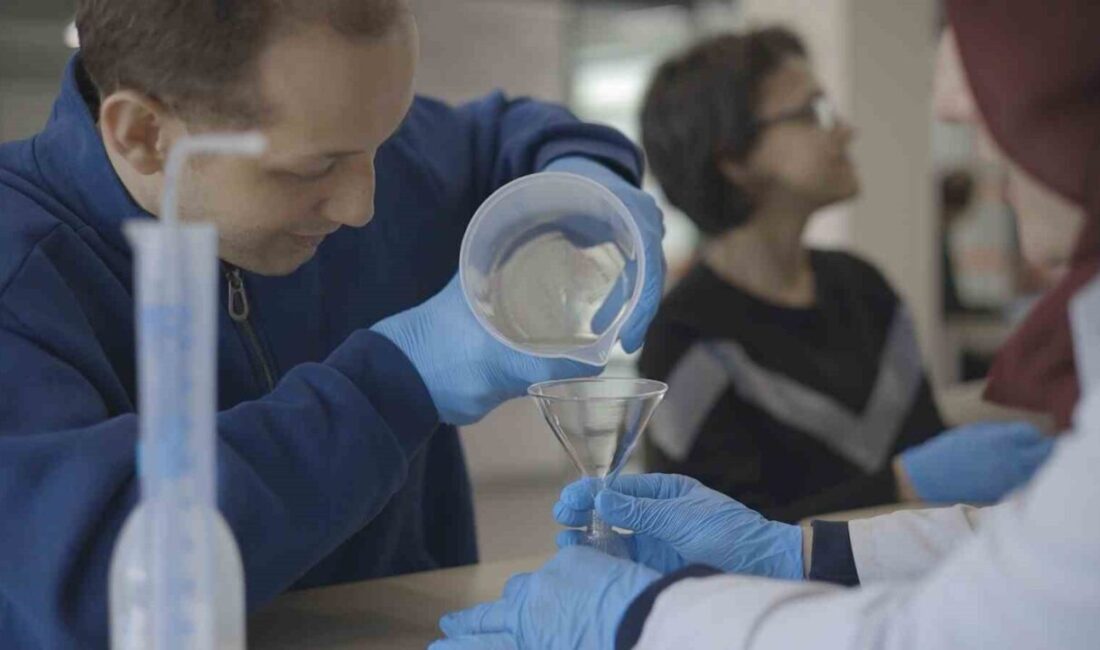 Kocaeli’de özel bireyler ile lise öğrencileri, düzenlenen etkinlikte bir araya