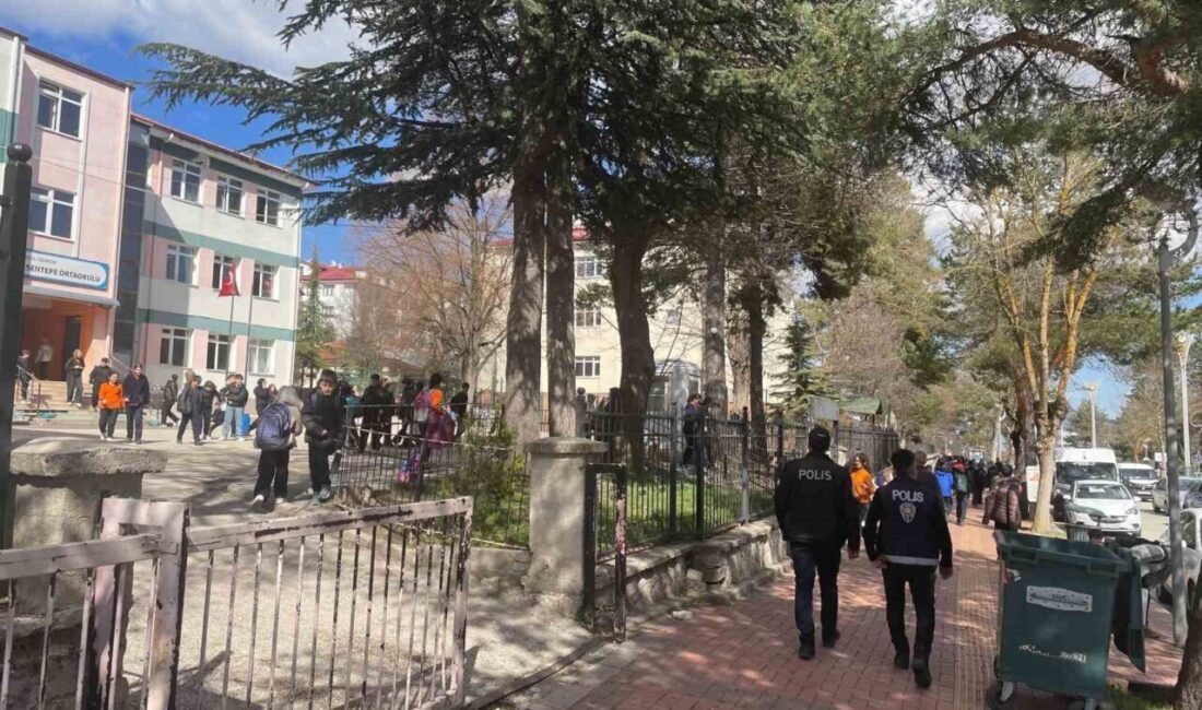 Bolu’nun Gerede ilçesinde polis ekipleri, okul çevrelerinde güvenlik önlemlerini artırdı.