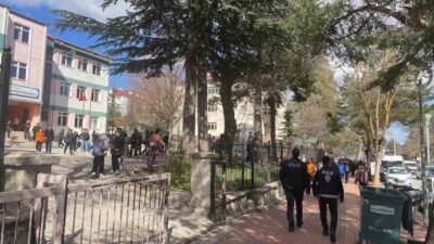 Bolu’nun Gerede ilçesinde polis ekipleri, okul çevrelerinde güvenlik önlemlerini artırdı.