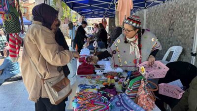 Gölcük Belediyesince Değirmendere Çınarlık Meydanı’nda “Renkli İlmekler” temasıyla dün kapılarını