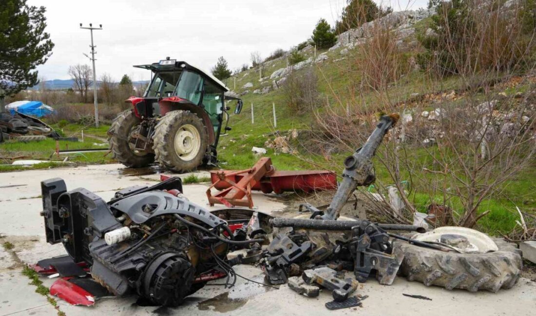 Kastamonu’nun Seydiler ilçesinde hafif ticari araç ile traktör ikiye bölündü.
