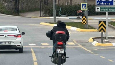 Sakarya’nın Serdivan ilçesinde motosiklet sürücüsünün kaskını takmak yerine koluna geçirerek
