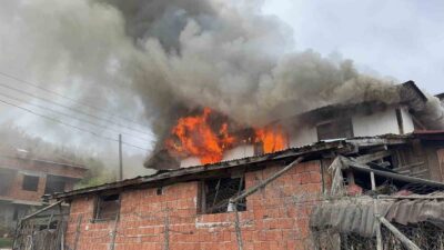 Kastamonu’nun Hanönü ilçesinde çıkan yangında iki katlı ev kullanılmaz hale
