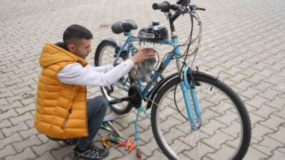 Kastamonu’da yaşayan Enes Özer, geri dönüşüm malzemeleri ve internetten bulduğu