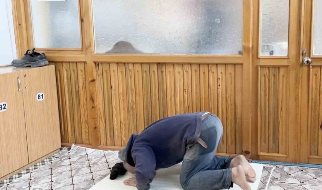 Kastamonu’nun İhsangazi ilçesinde kıyafetleri tozlu olduğu için camiyi kirletmek istemeyen