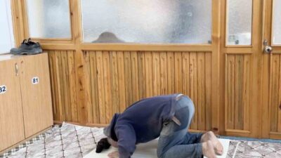 Kastamonu’nun İhsangazi ilçesinde kıyafetleri tozlu olduğu için camiyi kirletmek istemeyen