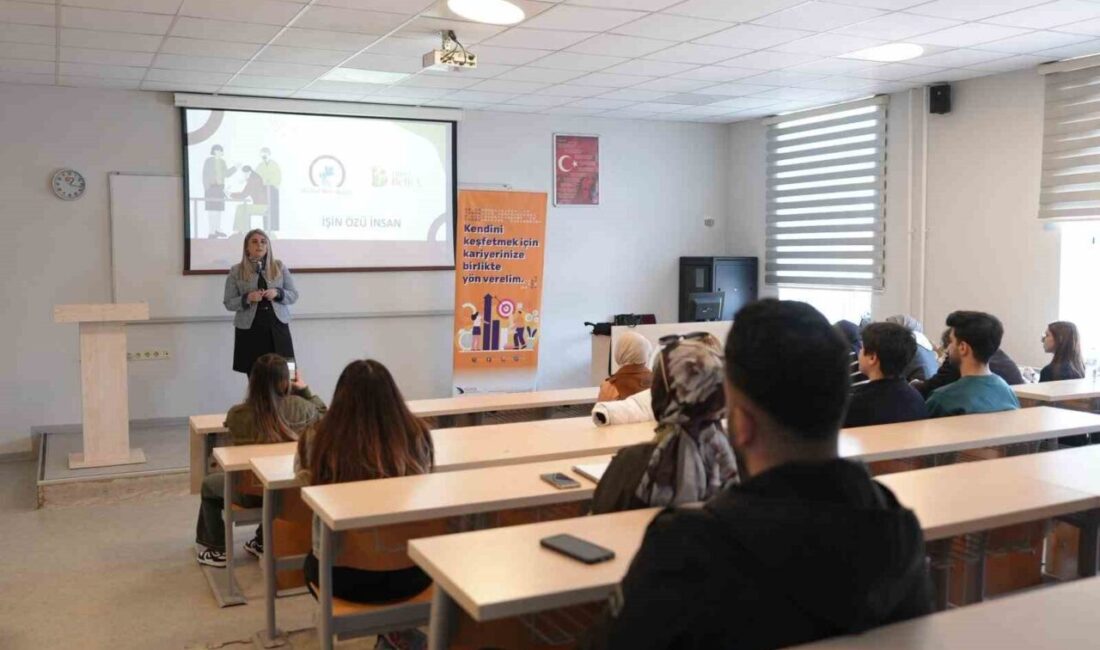 DÜZCE (İHA) – Düzce’de üniversite öğrencilerine yönelik düzenlenen kariyer eğitiminde,