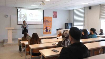 DÜZCE (İHA) – Düzce’de üniversite öğrencilerine yönelik düzenlenen kariyer eğitiminde,