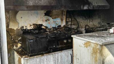 Sakarya’nın Adapazarı ilçesinde işletmecisi dışarıdayken alevlere teslim olan dükkandaki yangın,