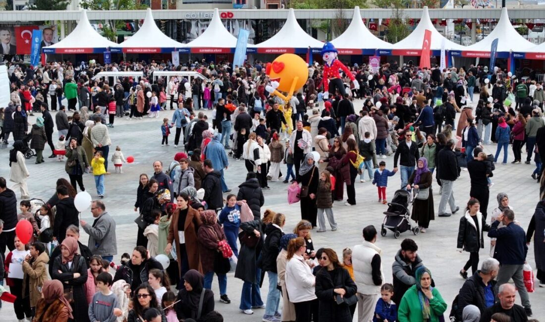 İzmit Milli İrade Meydanı’nda 23 Nisan coşkusu, farklı ülkelerden gelen