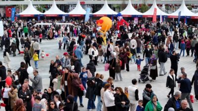 İzmit Milli İrade Meydanı’nda 23 Nisan coşkusu, farklı ülkelerden gelen