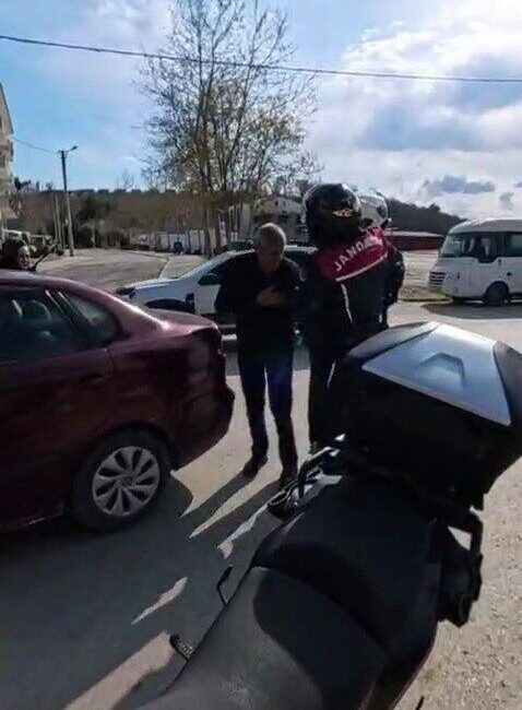 Kocaeli’nin Kandıra ilçesinde aracında kalp krizi geçiren 64 yaşındaki sürücü,