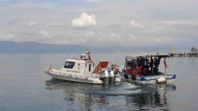 Kocaeli’nin Karamürsel ilçesinde denize açılan teknedeki kişilerin dalış yaptığını gören