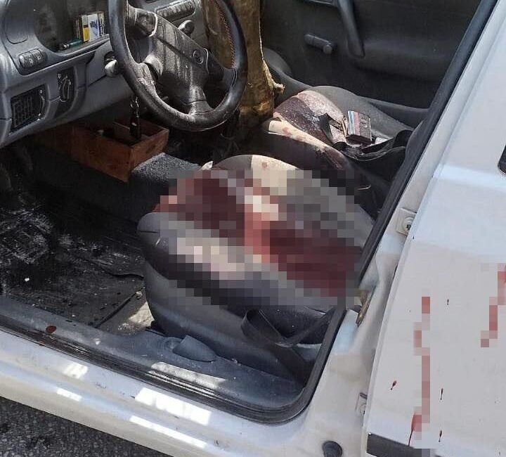 Kocaeli’nin İzmit ilçesinde tomruk yüklü kamyondan fırlayan kütük, seyir halindeki