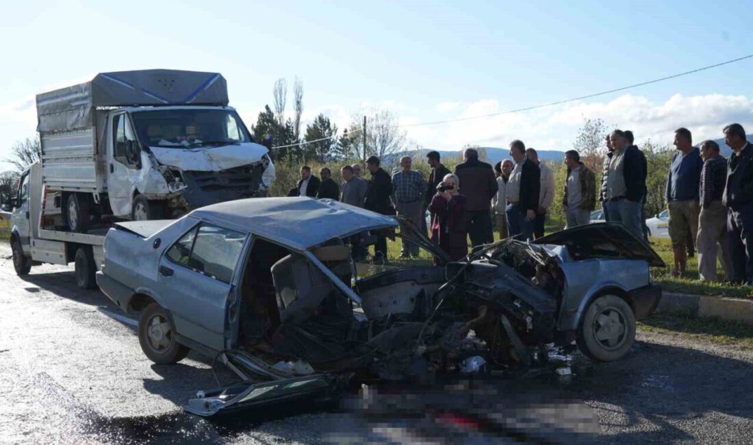 Kastamonu’nun Taşköprü ilçesinde kamyonet ile çarpışan Tofaş otomobil ikiye bölündü.