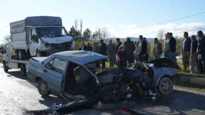 Kastamonu’nun Taşköprü ilçesinde kamyonet ile çarpışan Tofaş otomobil ikiye bölündü.
