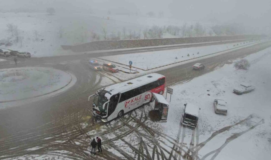 Kastamonu’nun Seydiler ilçesinde kar yağışının etkili olduğu yolda 10 aracın